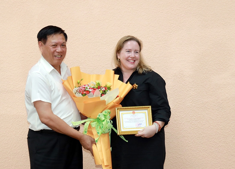 USAID official honoured for contributions to HIV/AIDS control in Vietnam
